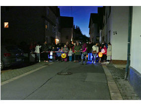 Sankt Martin Laternenumzug durch die Stadt (Foto: Karl-Franz Thiede)